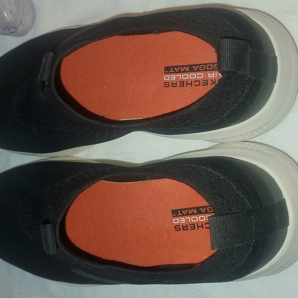 Skechers Ultra GoRun Elevate Air Cooled Black and White Slip-On Sz 9.5 Shoes NWT - Picture 8 of 9